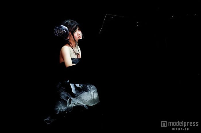 東李苑は「強がり時計」をピアノ弾き語りで披露
