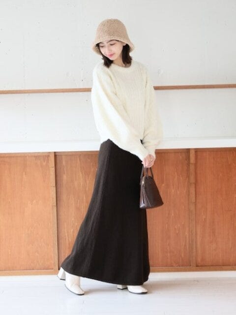 大人のスウェットとスカートのコーデ