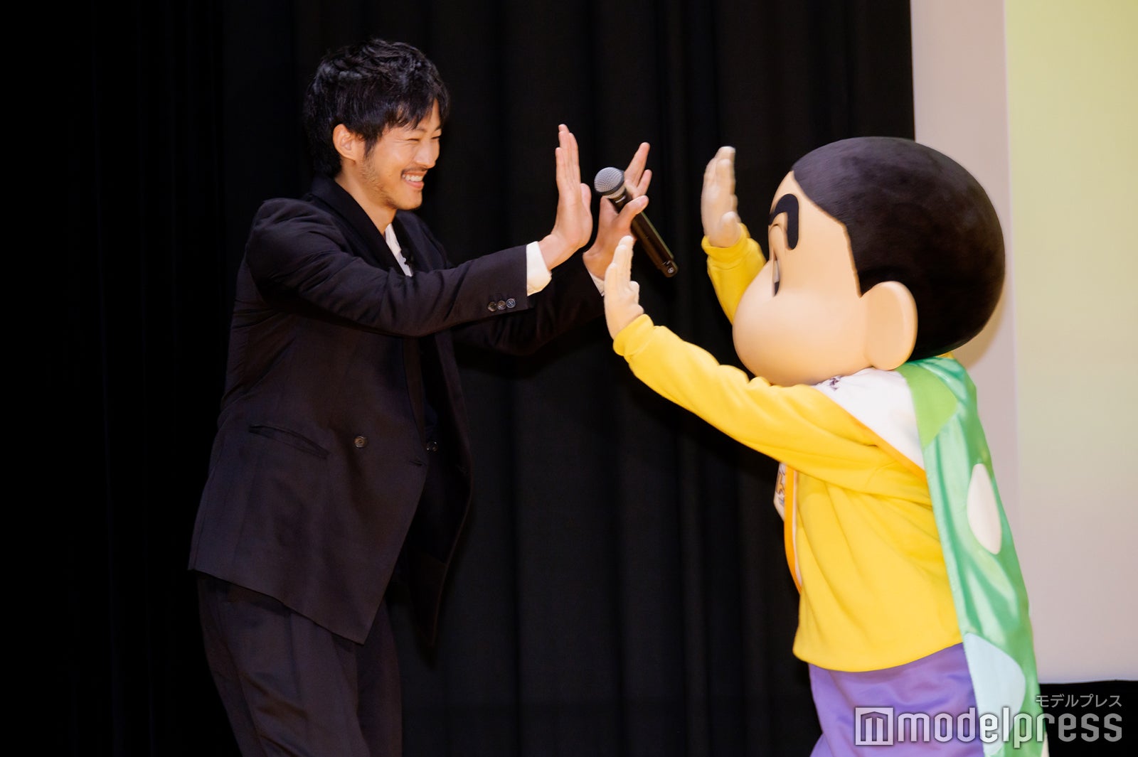 松坂桃李、野原しんのすけ（C）モデルプレス