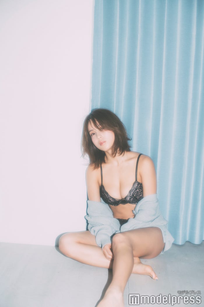 ブラ:H&M レースプッシュアップブラ/カーディガン:UNIQLO リラックスVネックカーディガン(長袖)GRAY/犬童美乃梨(C)モデルプレス