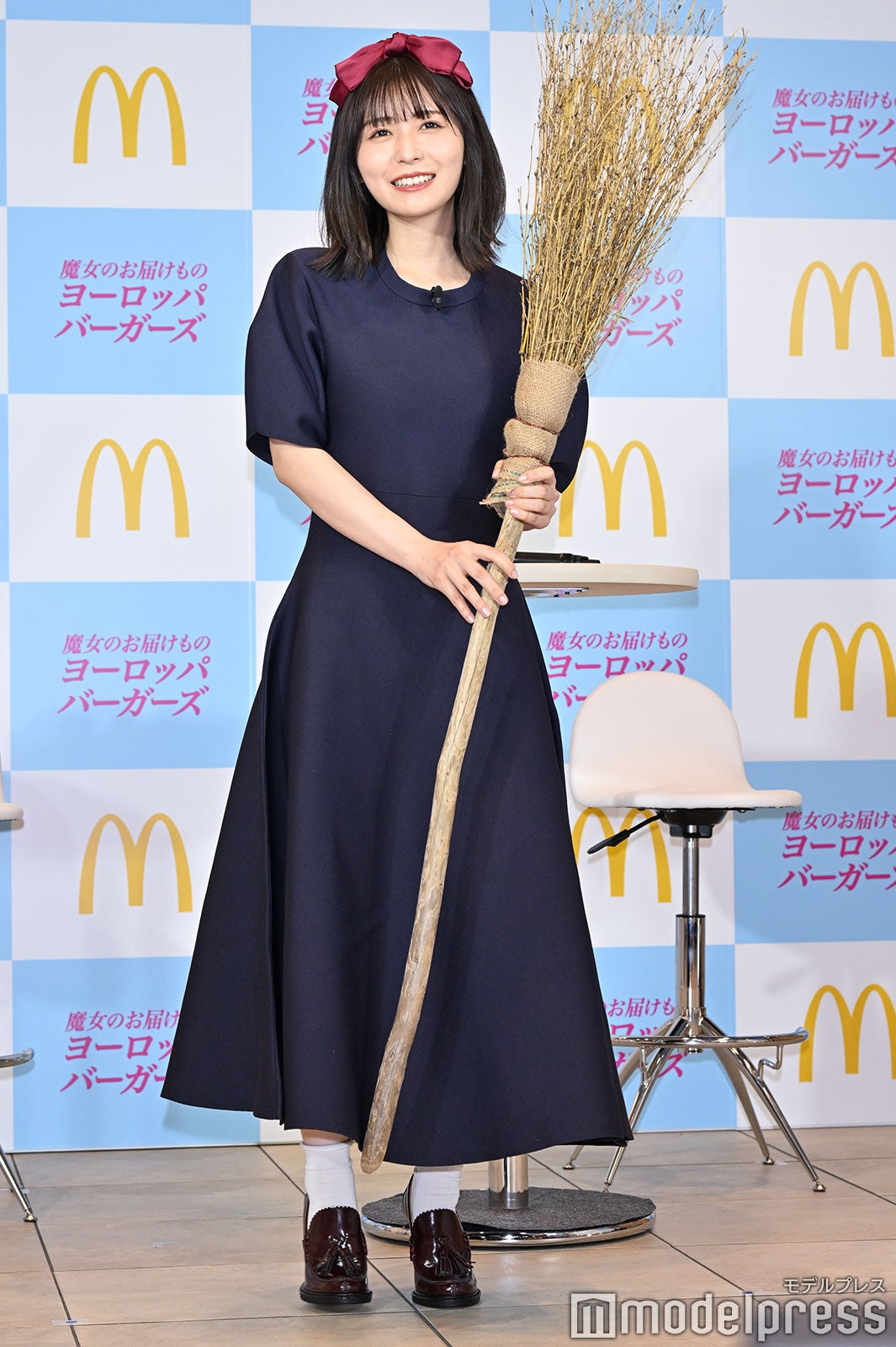 キキの衣装でほうきを持つ長濱ねる（C）モデルプレス