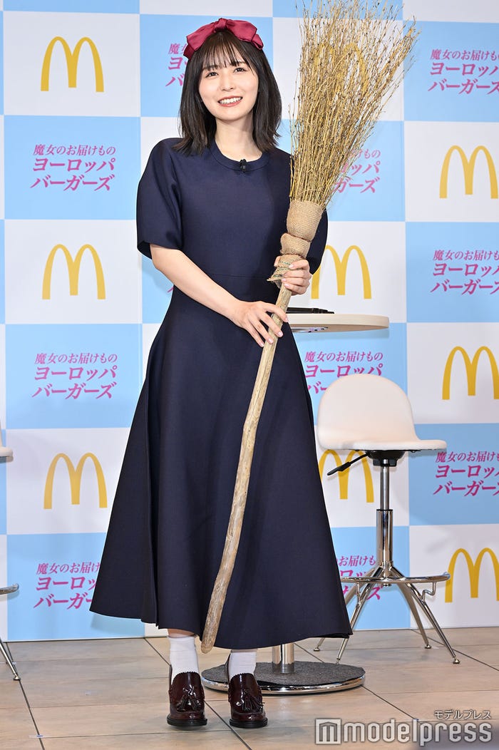 キキの衣装でほうきを持つ長濱ねる(C)モデルプレス