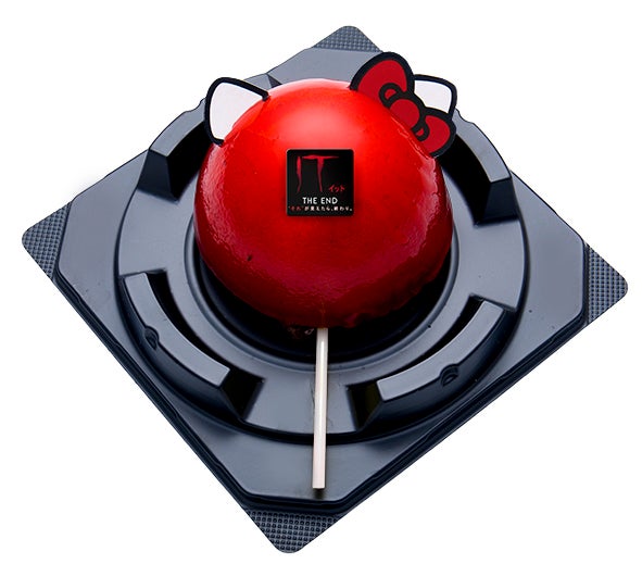 「KITTYの赤い風船ムースケーキ」（650円）（C）1976,2009 SANRIO CO., LTD.（C）1976,1990,1996,2001,2005,2010,2019  SANRIO CO., LTD.（C）2019 Warner Bros. Entertainment Inc. All Rights Reserved.