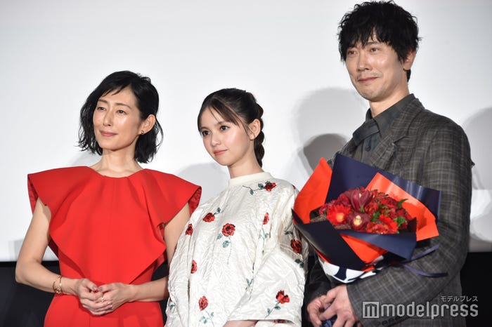 親子役を演じた木村多江、齋藤飛鳥、佐々木蔵之介(C)モデルプレス