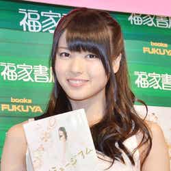 矢島舞美作品集「マイミュージアム」を手にした矢島舞美