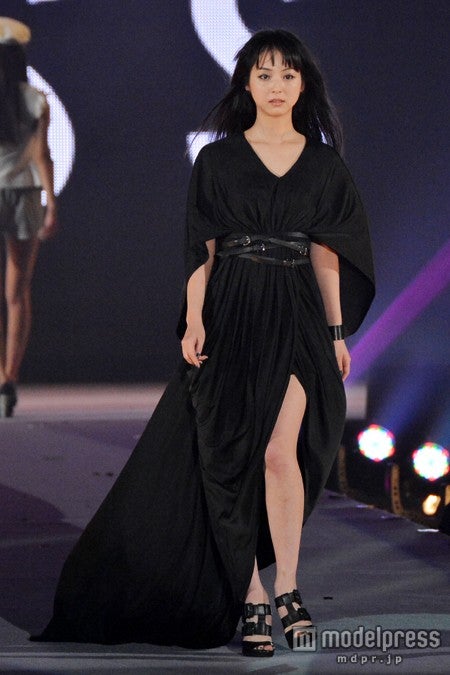 佐々木希、スリットから美脚チラリ　魅惑のウォーキングで3万人魅了