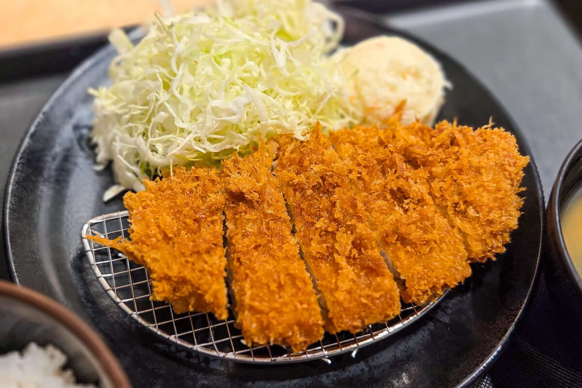 松のや、ロースかつ定食の値段が「バグってる」と話題 ほぼワンコインでお得すぎ…