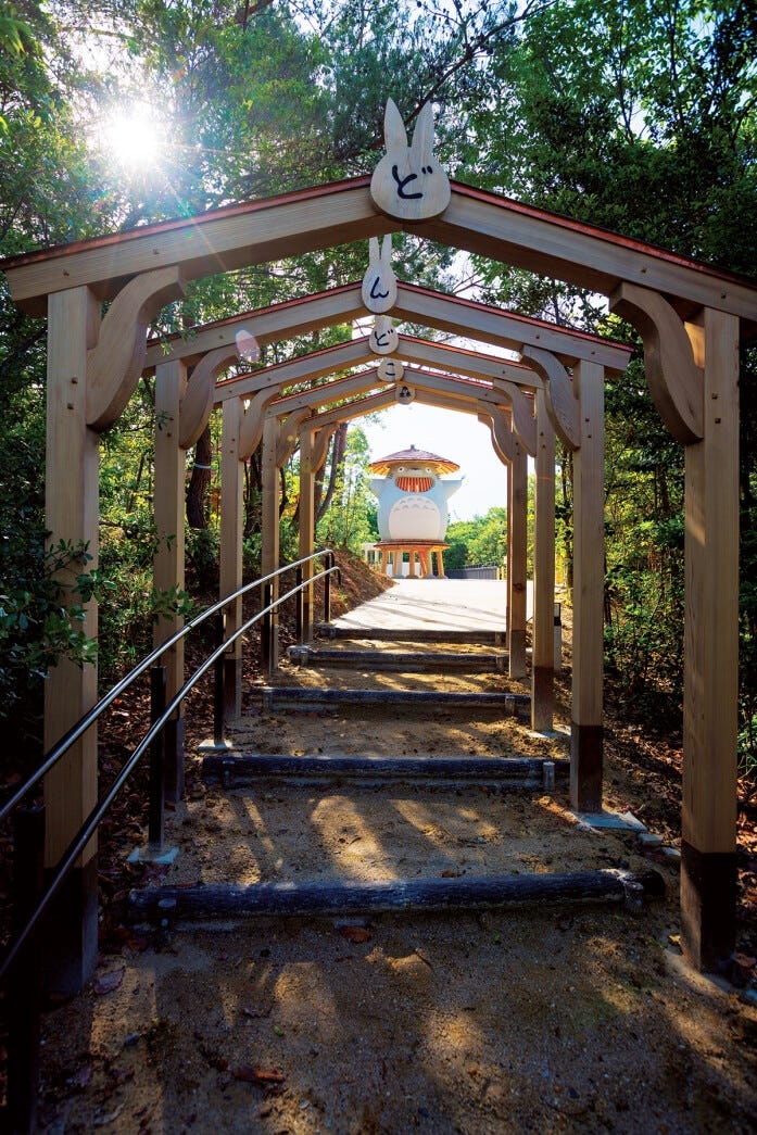 麓へ下りる階段に「どんどこ森」と書いた門があります。奥にトトロが見えるココの風景が記念撮影におすすめ