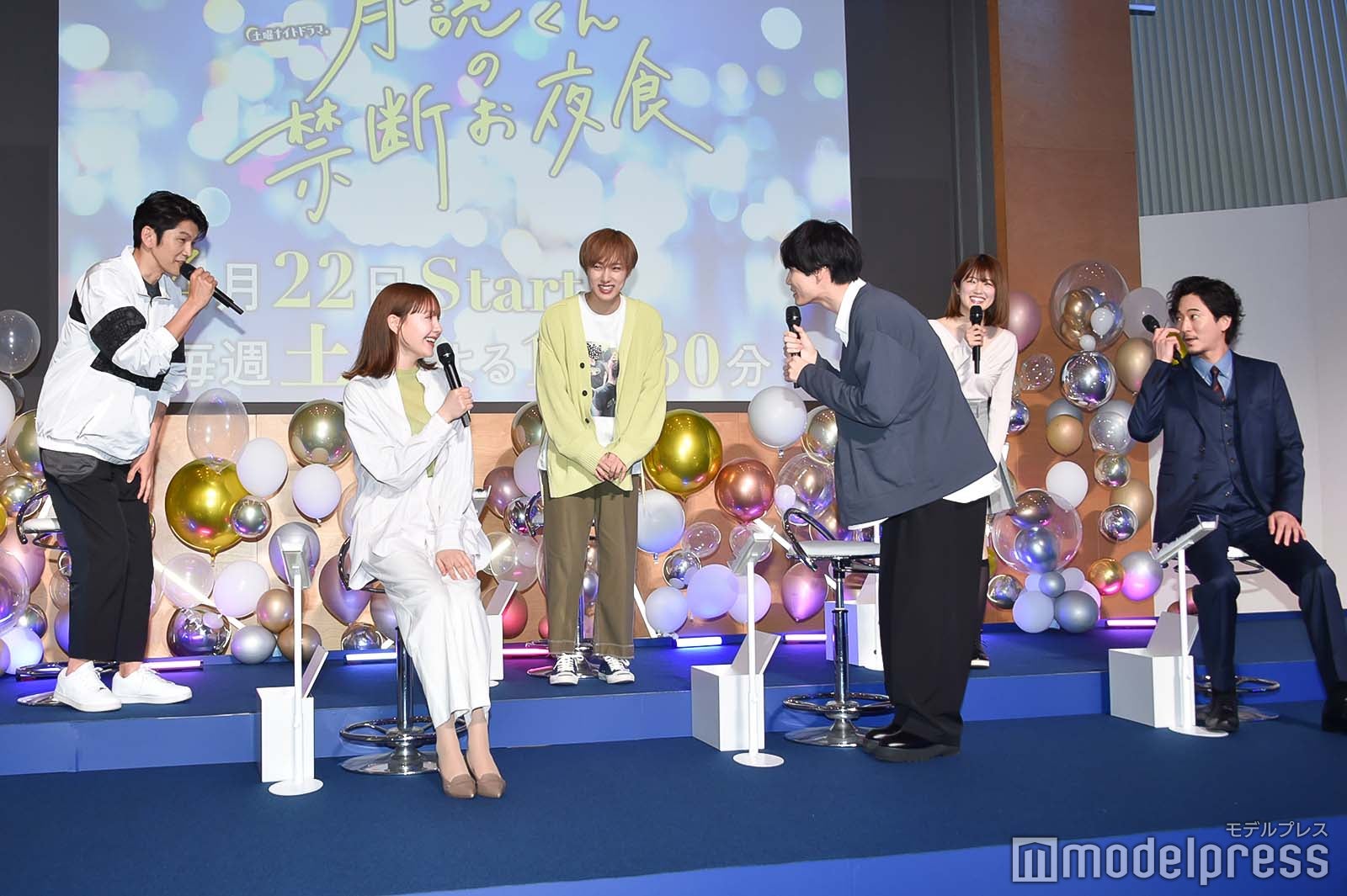 後列のメンバーとは初対面だった萩原利久が「初めまして」と挨拶／（後列左から）丸山智己、尾崎匠海、樋口日奈、（前列左から）トリンドル玲奈、萩原利久、浅香航大（C）モデルプレス