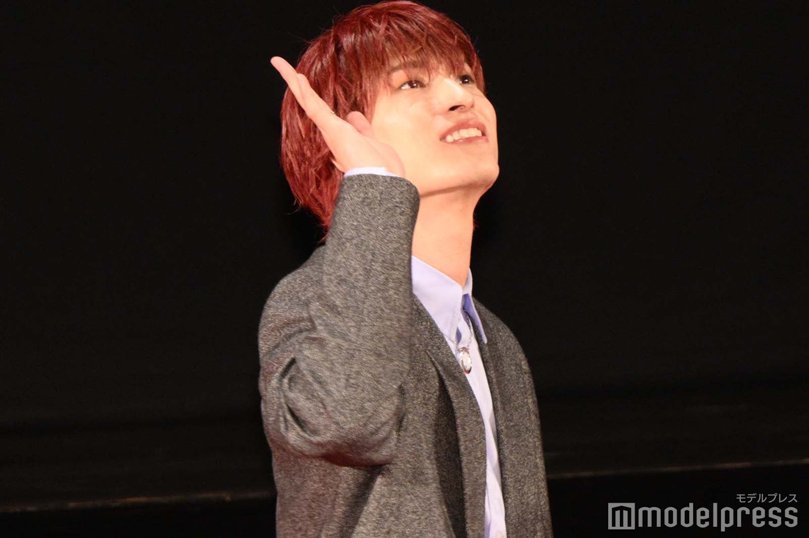 上の席にいるファンに手を振る金城碧海（C）モデルプレス