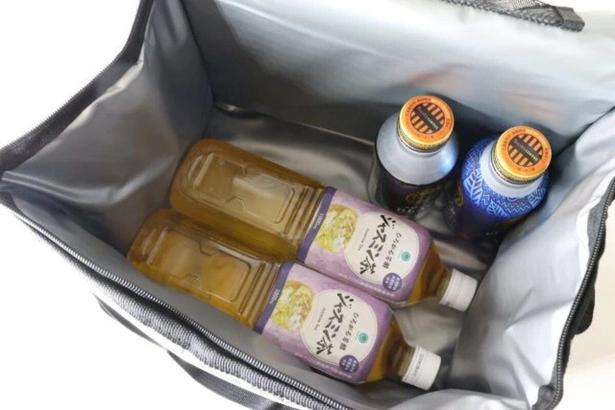 クーラーバッグの中にペットボトル飲料が複数入っている クーラーバッグの中にペットボトル飲料が複数入っている
