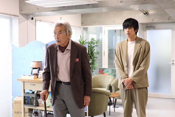 田中泯、杉野遥亮「ばらかもん」第5話より(C)フジテレビ