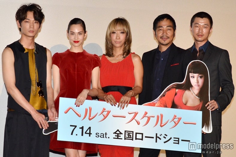 映画「ヘルタースケルター」ジャパンプレミアに登壇した（左から）綾野剛、水原希子、蜷川実花監督、大森南朋、新井浩文