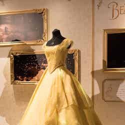 『美女と野獣（2017年）』ボールルームでのベルのドレス（C）Disney
