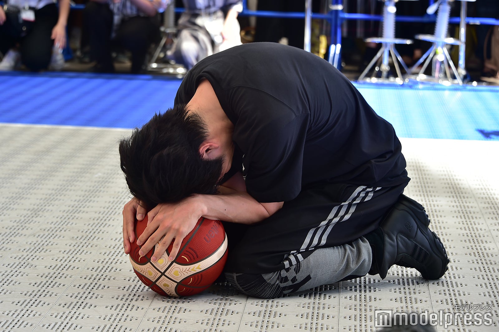 シュートが2本しか決まらず崩れ落ちる田中圭（C）モデルプレス