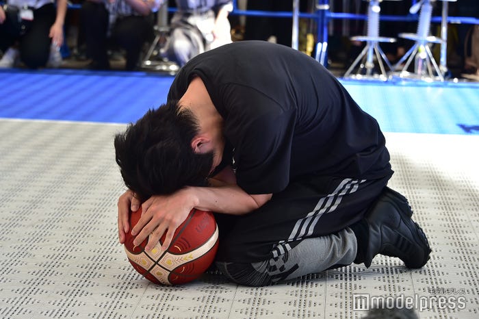 シュートが2本しか決まらず崩れ落ちる田中圭(C)モデルプレス
