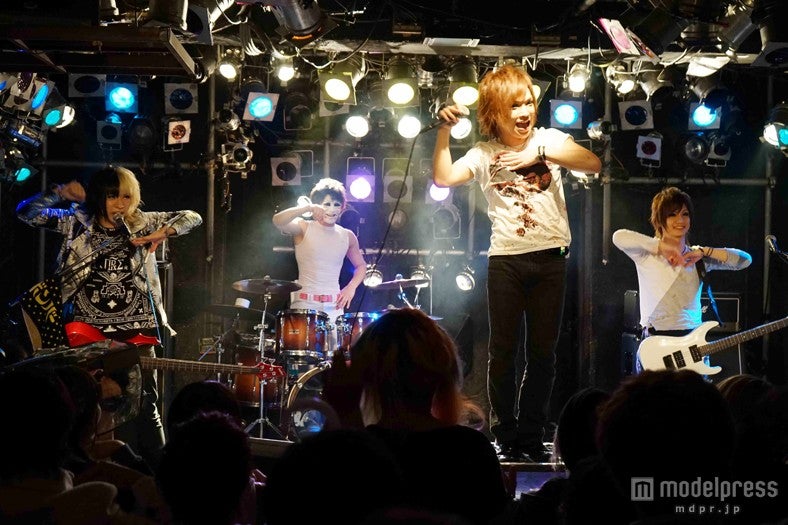 ゴールデンボンバー、ゲリラシークレットライブの様子