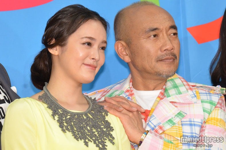 貫地谷しほり、竹中直人