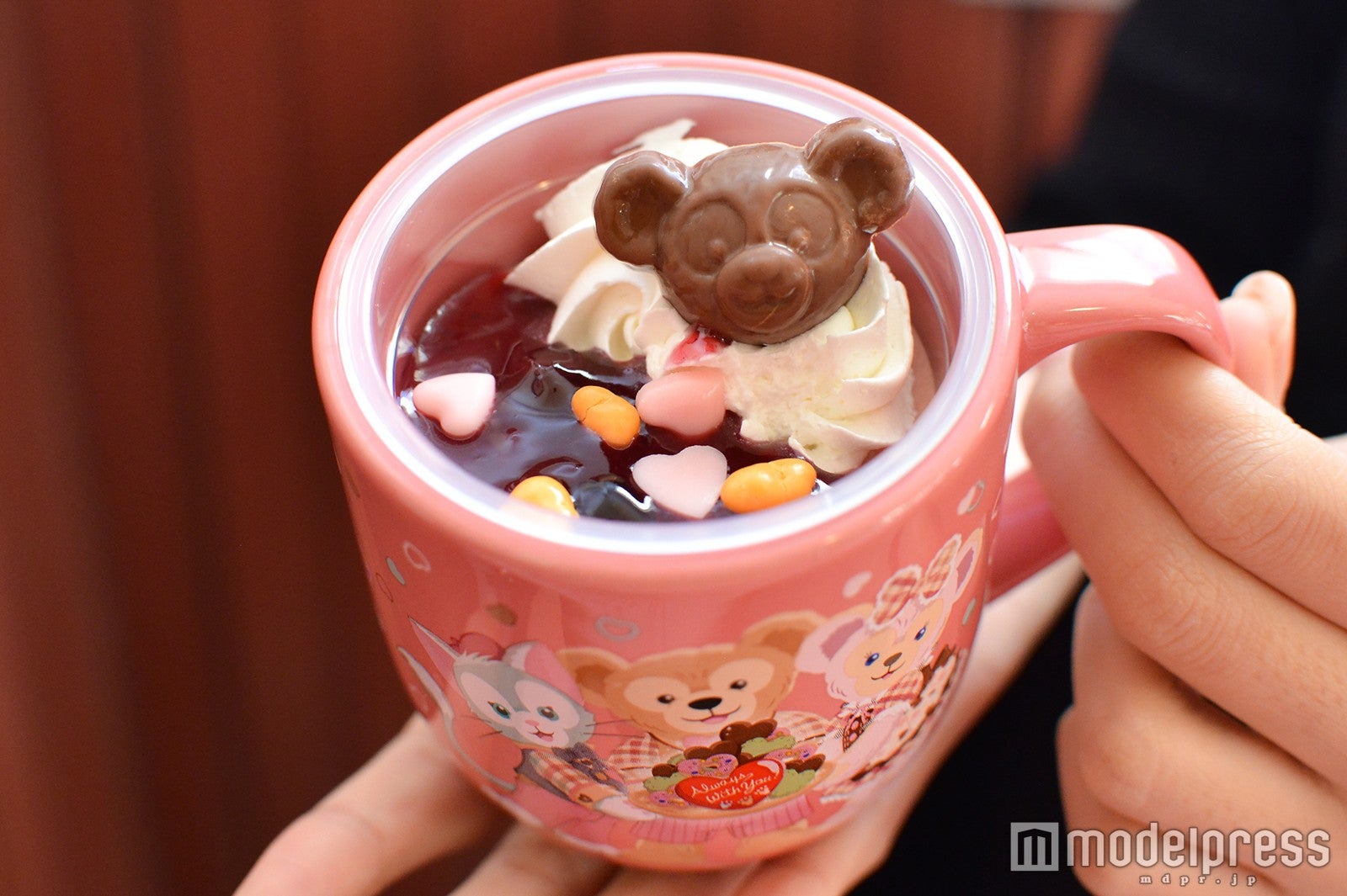 ヨーグルト＆ストロベリーのムース、スーベニアカップ付き¥880（C）モデルプレス