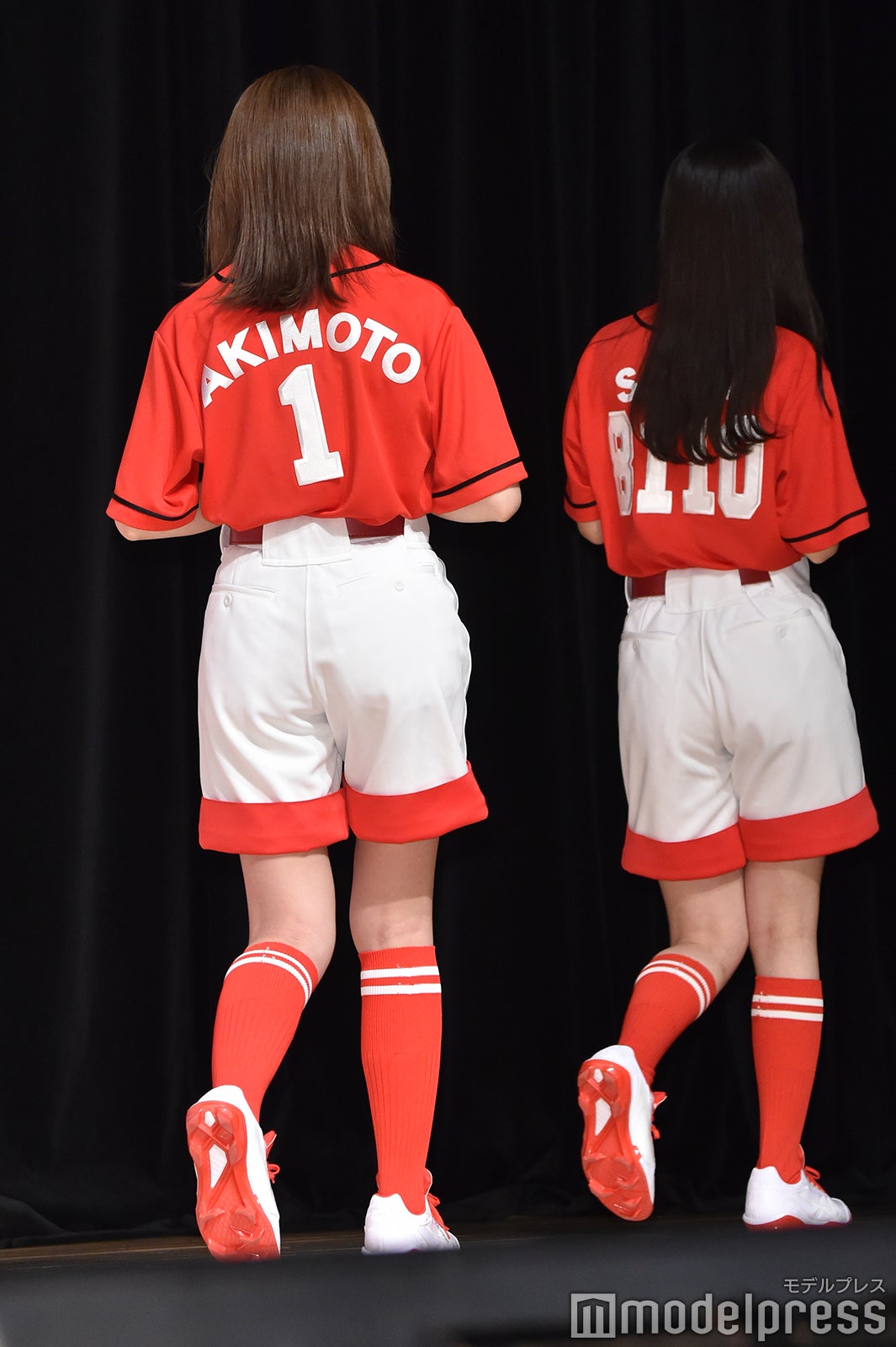 秋元真夏の後ろ姿（C）モデルプレス