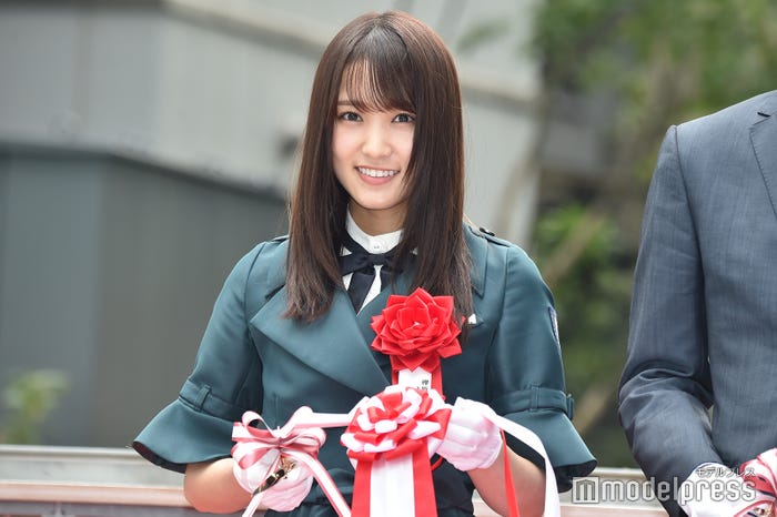 菅井友香のテープカット(C)モデルプレス