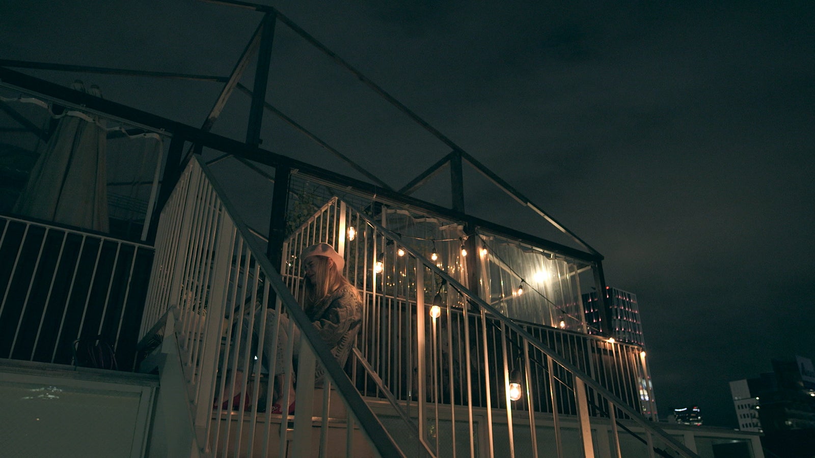 凌の卒業を聞き、1人泣くビビ「TERRACE HOUSE TOKYO 2019-2020」32nd WEEK（C）フジテレビ／イースト・エンタテインメント