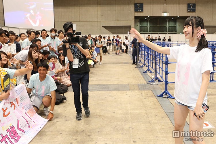 画像 24 倉持明日香 松井玲奈が最後の握手会 小嶋陽菜は猫の仮装でサプライズ登場 モデルプレス