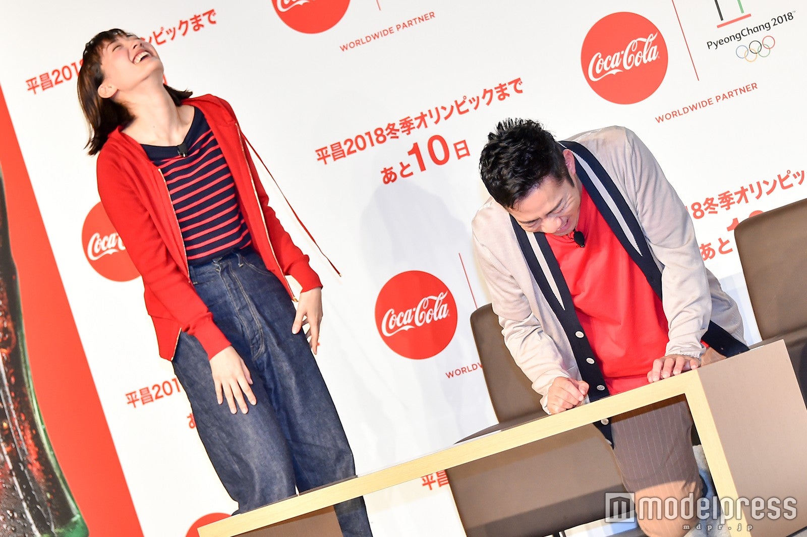 恥ずかしさに悶える高橋大輔と大笑いの綾瀬はるか （C）モデルプレス