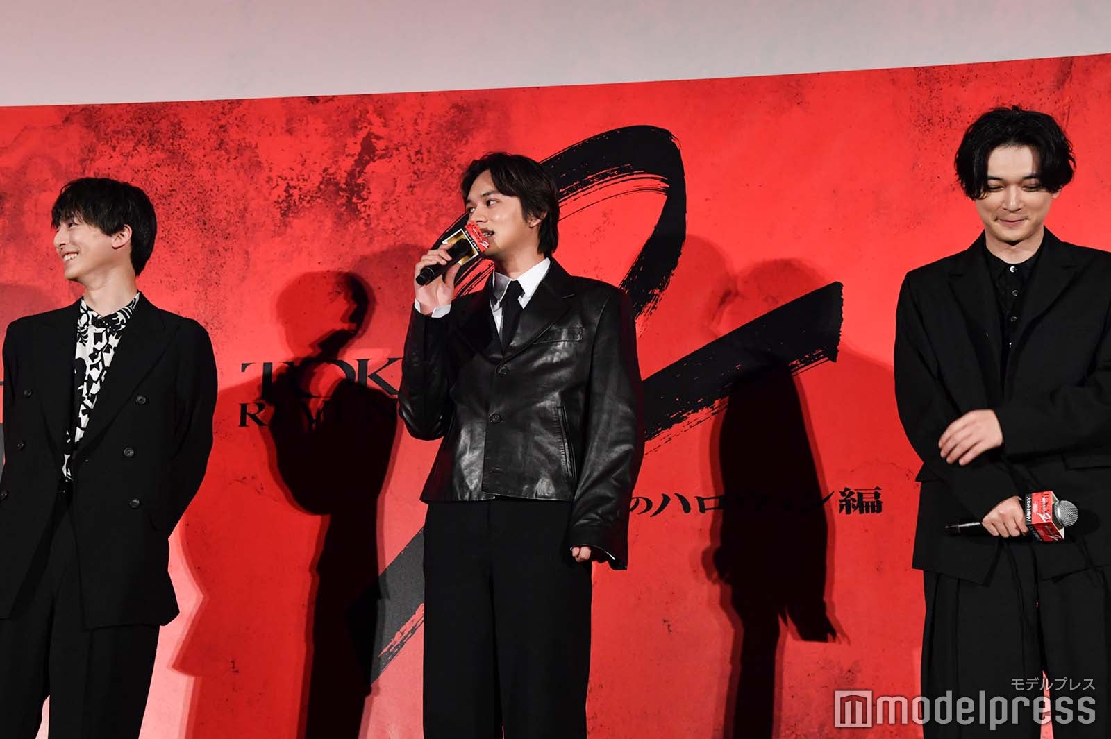 自由すぎる高杉真宙＆吉沢亮に挟まれる北村匠海（C）モデルプレス