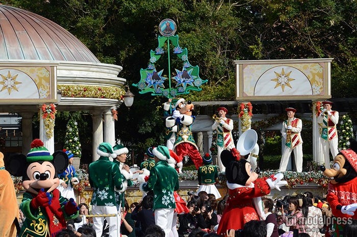 「ホリデーグリーティング・フロム・セブンポート」(ステージ中央)グーフィー