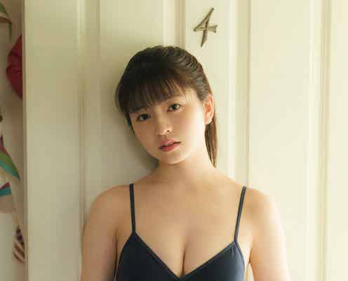 “現役JKアイドル”佐々木ほのか、美谷間際立つ水着姿披露
