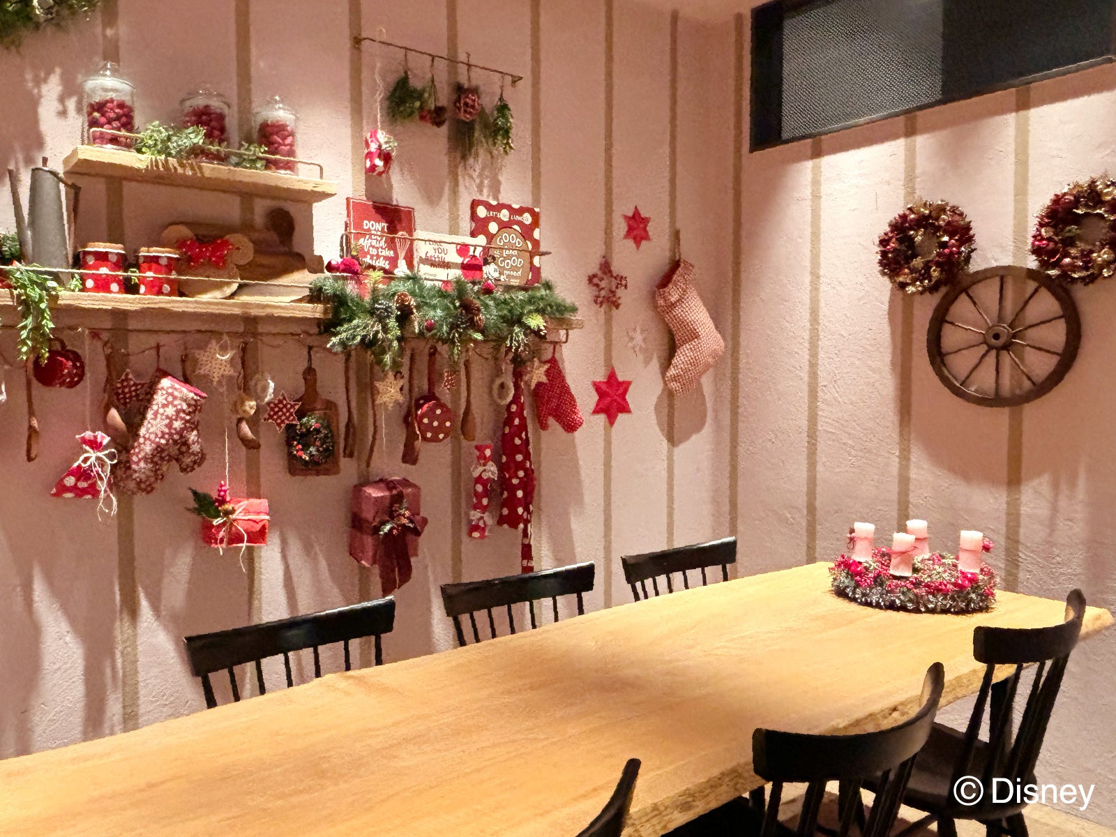 ミニーマウスデザイン個室　￥4,200（渋谷ヒカリエ店）（C）Disney