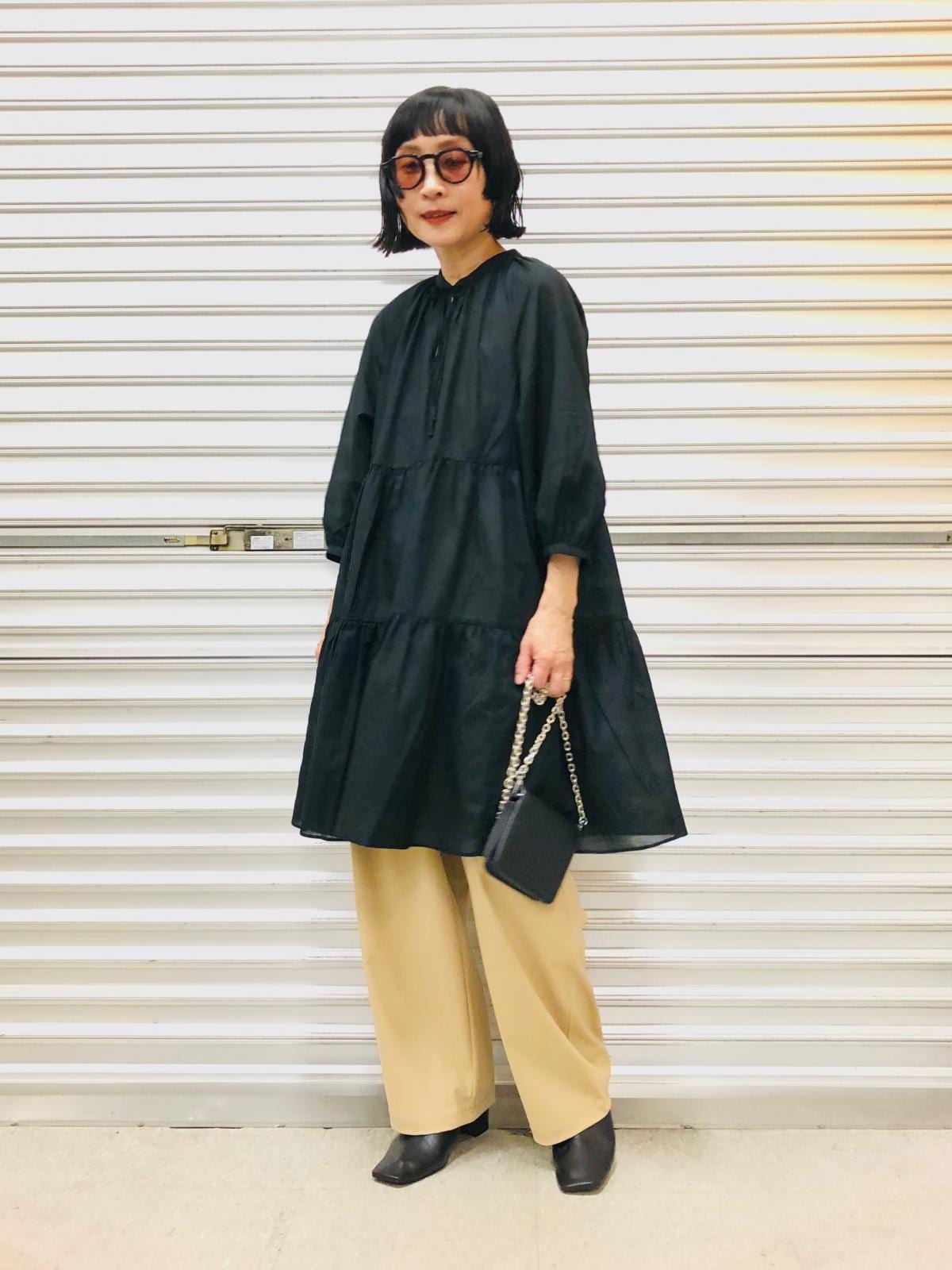 甘めなふんわりティアードワンピをパンツで引き締めて 出典:StyleHint