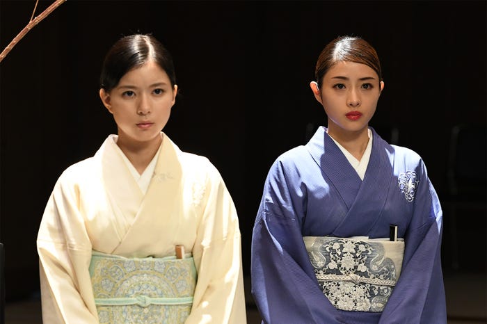芳根京子、石原さとみ/「高嶺の花」第9話より(C)日本テレビ