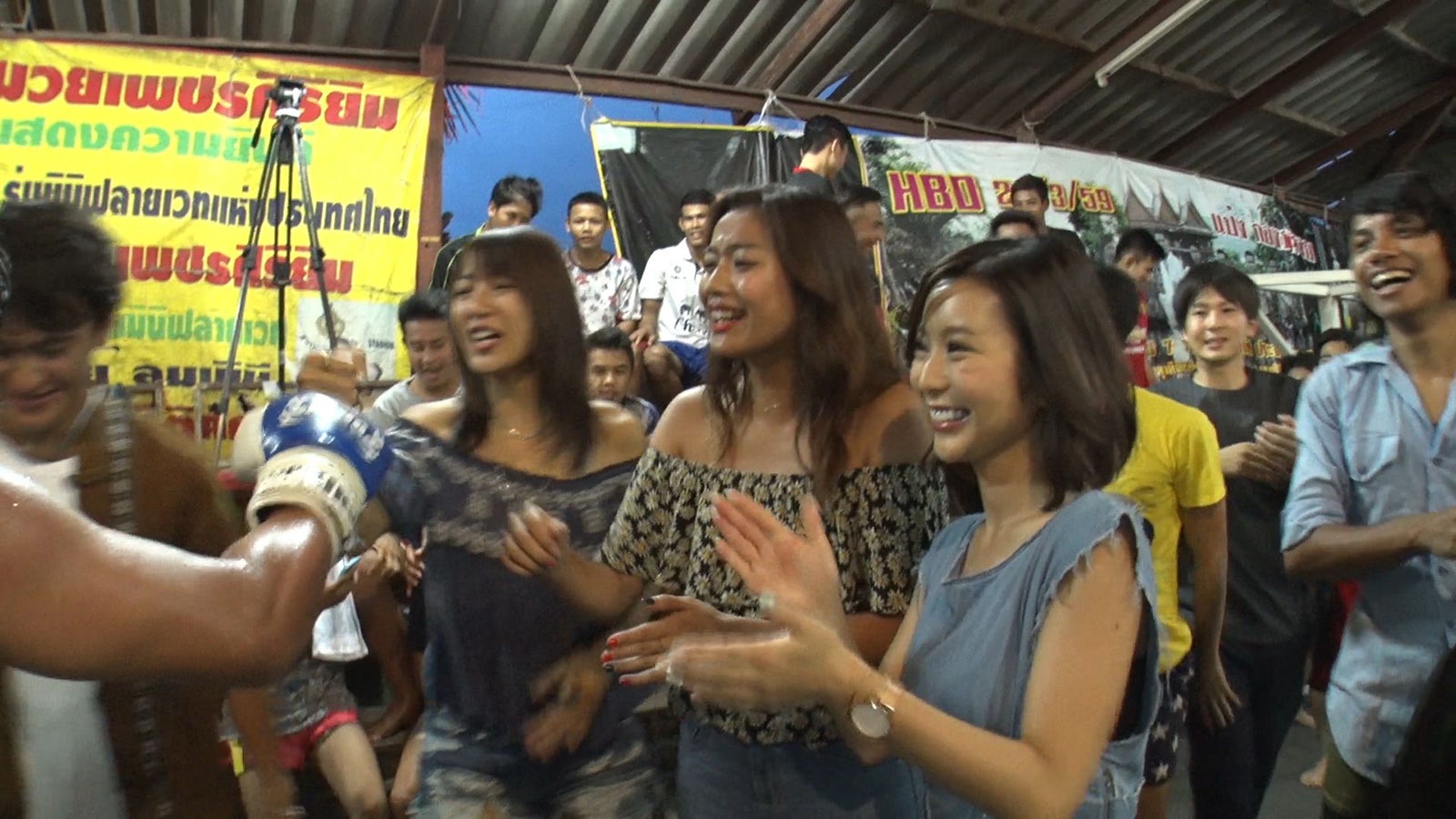 裕ちゃんに駆け寄るメンバー／「あいのり：Asian Journey」第14話より（C）フジテレビ