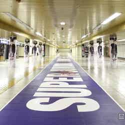東京メトロ丸ノ内線新宿駅プロムナードに出現した巨大“SJロード”