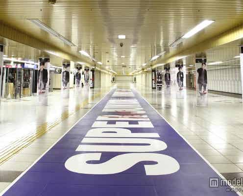 新宿駅に出現した巨大“ブルーカーペット”に騒然