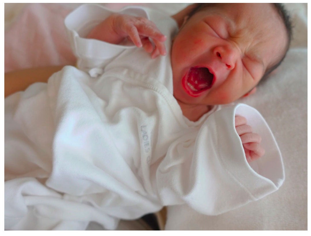 生後2日目の長女／尾崎紗代子オフィシャルブログ（Ameba）より