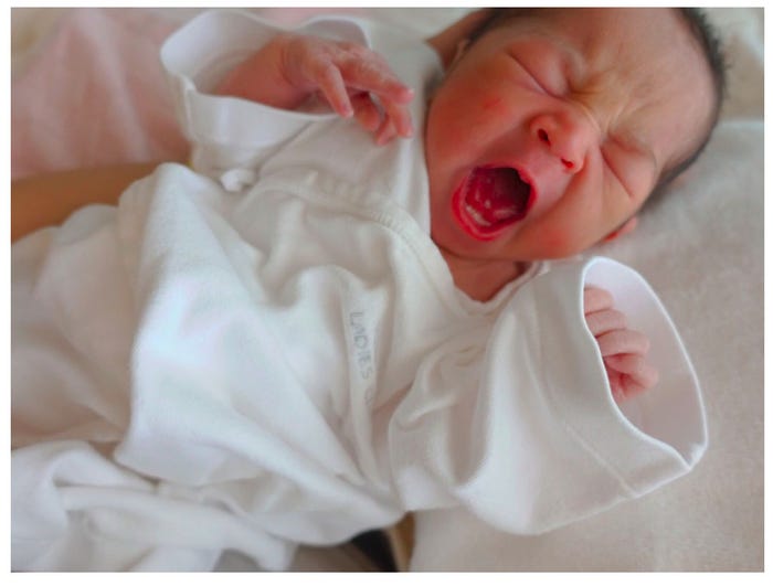 生後2日目の長女/尾崎紗代子オフィシャルブログ(Ameba)より