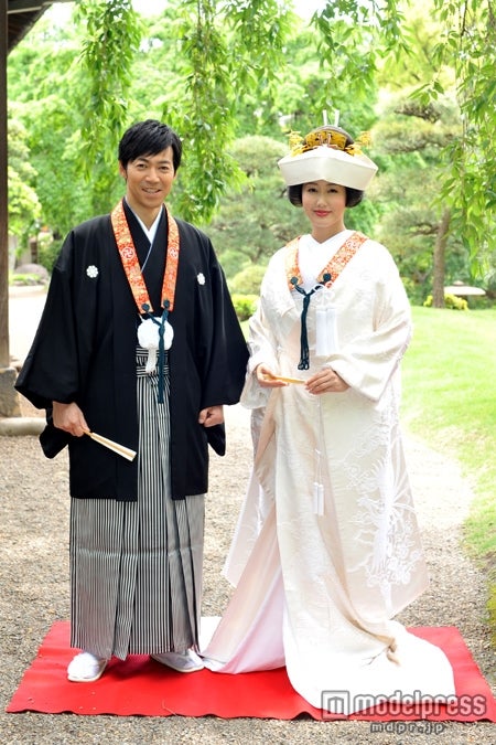 仏前結婚式を挙げた東貴博（左）と安めぐみ