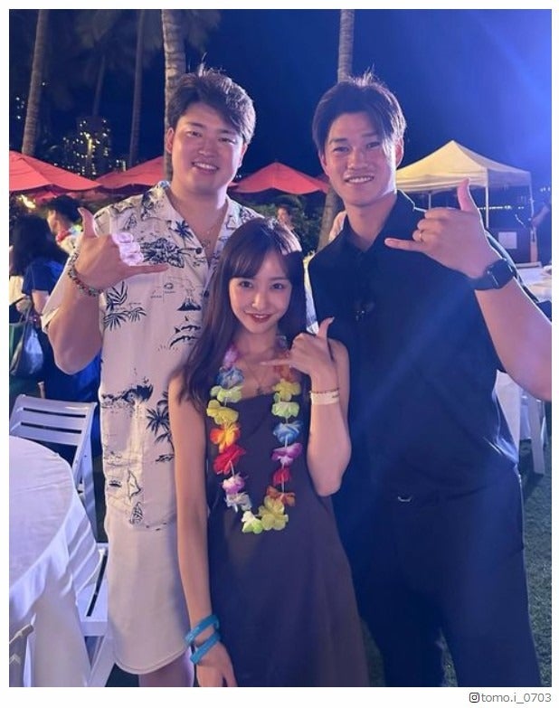 板野友美、夫・高橋奎二選手＆“村神様”村上宗隆選手との3ショット公開「身長差が可愛い」「貴重」と反響続々