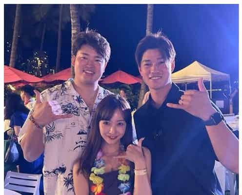 板野友美、夫・高橋奎二選手&“村神様”村上宗隆選手との3ショット公開「身長差が可愛い」「貴重」と反響続々