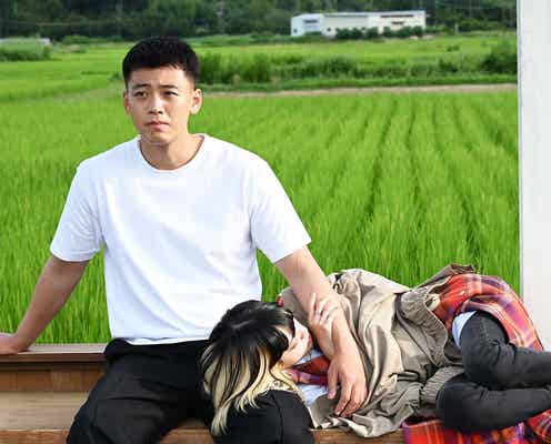 平手友梨奈、目で魅せる“表情変化”が話題 竹内涼真と腕組み&膝枕で胸キュンシーン連発 「愛してる心から」