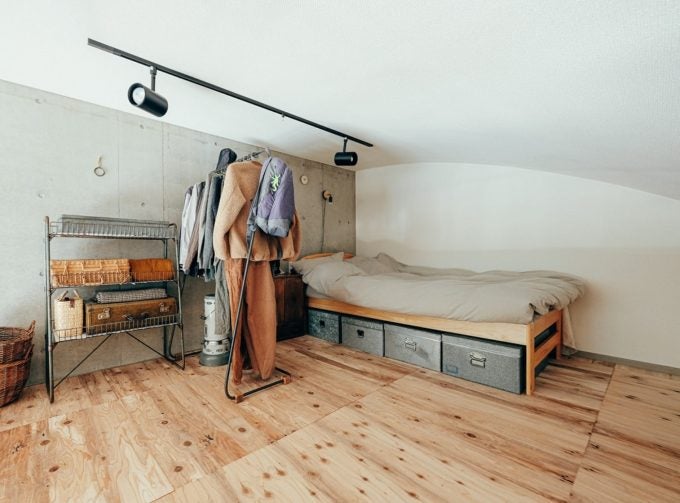 狭い部屋もスッキリ見せる ベッド下を有効活用したおしゃれ収納アイデア集 モデルプレス