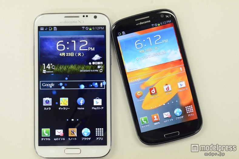 「GALAXY Note II」（左）、「GALAXY S III α」（右）で新スタイルの2台持ち