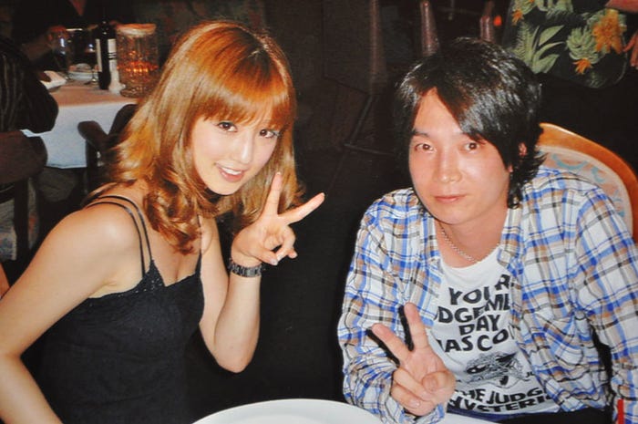 (左から)小倉優子、菊池勲氏