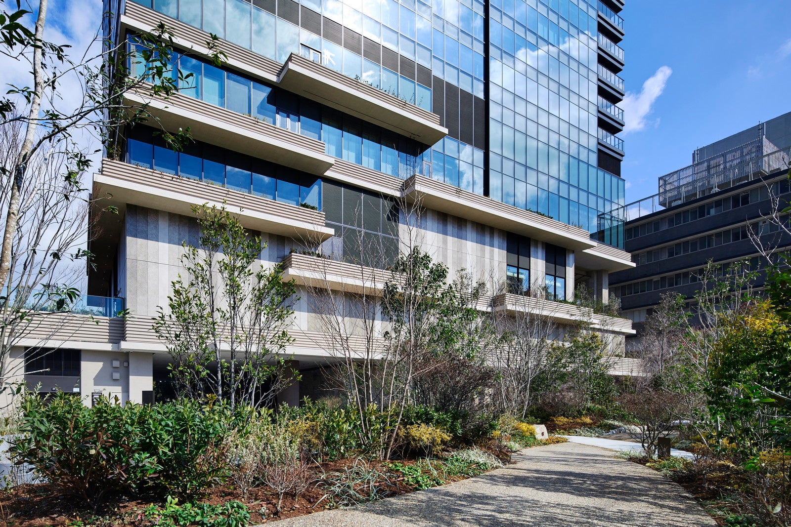 ホテルから難波宮跡公園へと繋がる歩⾏者空間（C）Forward Stroke inc．