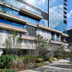 ホテルから難波宮跡公園へと繋がる歩⾏者空間(C)Forward Stroke inc.