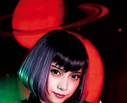 桃月なしこ、ガンダム風セクシーコスプレ披露 蜷川実花が撮影