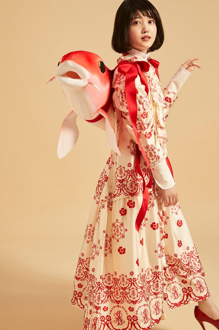 黒髪の乙女役・久保史緒里(提供写真)